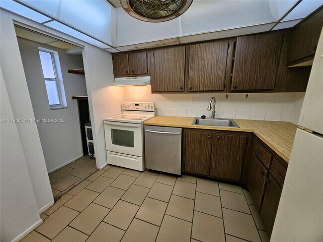 Building Photo - 7820 S Colony Cir