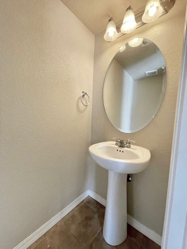 Building Photo - 2 Story Home with 3 Bed, 2.5 Bath, 2 Car G...