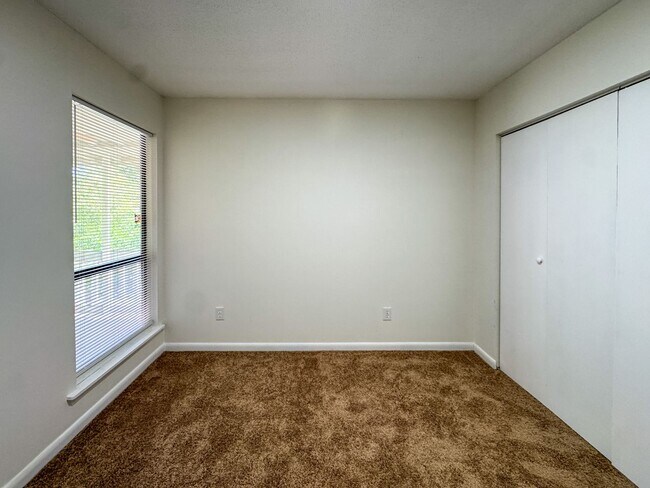 Building Photo - Beautifully Updated 3 Bed 2 Bath Home