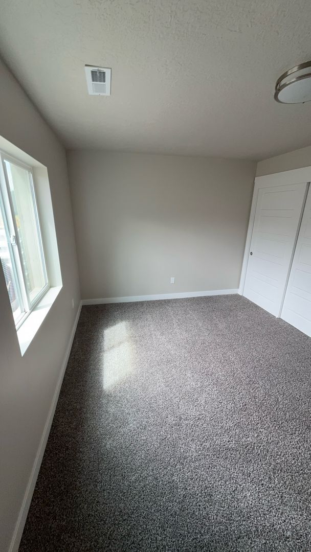 Building Photo - 5 Bedroom/3 Bathroom Harrisville!