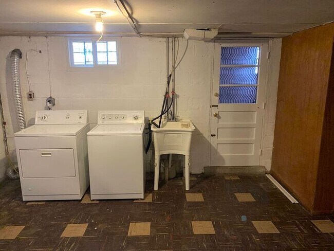 Building Photo - 3 Bedroom Semi-Detached house