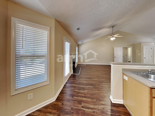 Building Photo - 303 Cole Creek Dr