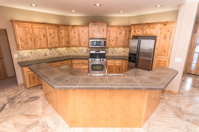 Building Photo - Award-winning, custom-built home in the highly-desired Cascade View Estates