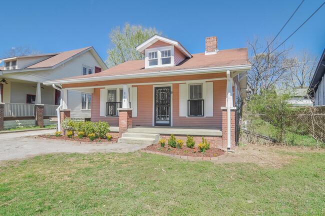 Building Photo - East Nashville Cottage!