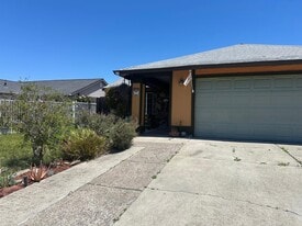 Building Photo - 115 Azalea Ct