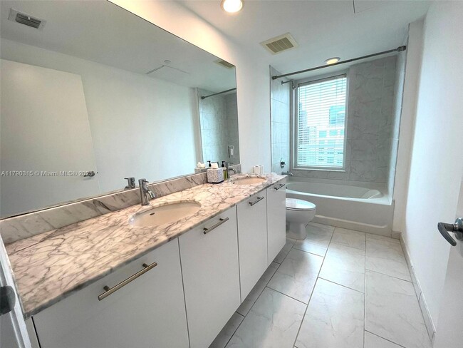 Building Photo - 951 Brickell Ave