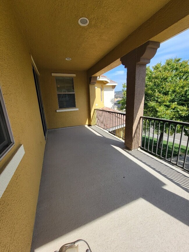 Building Photo - Beautiful 5 bedroom home in Empire Ranch