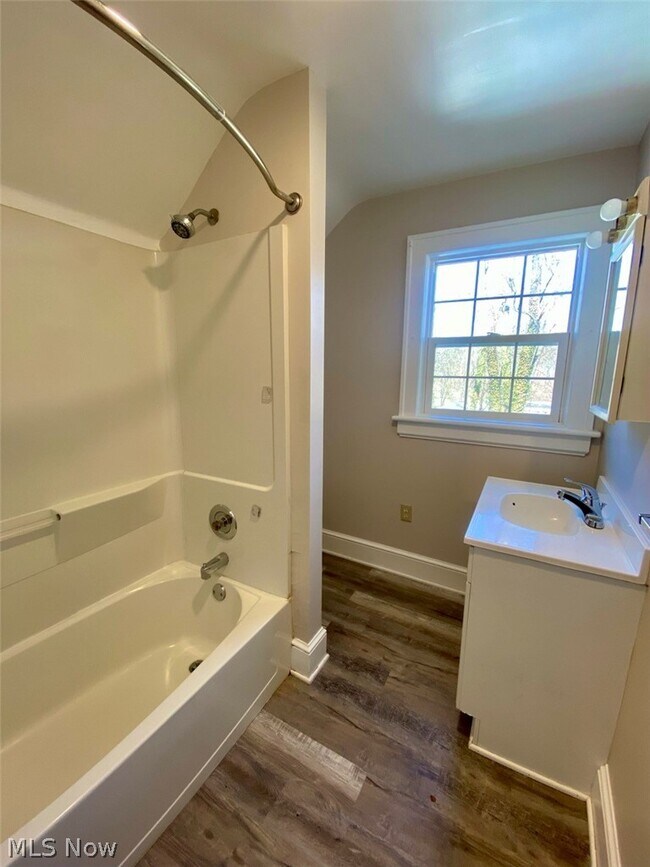 Building Photo - 623 Doris Ave