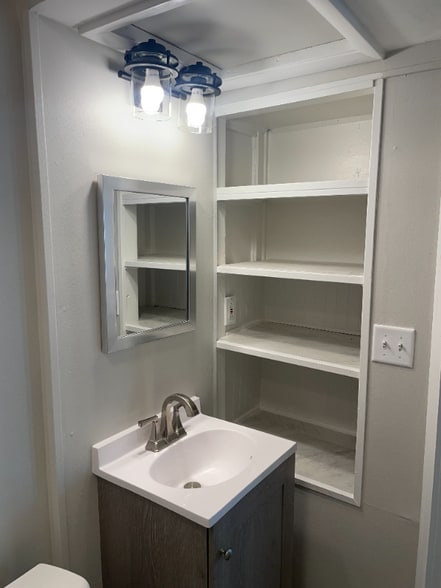 Building Photo - 744 E Main St