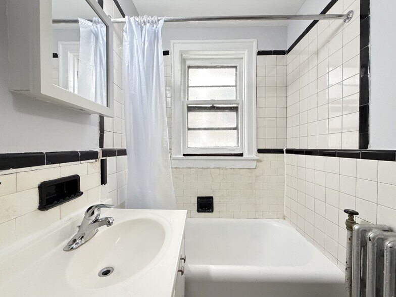 Building Photo - 912 W Leland Ave