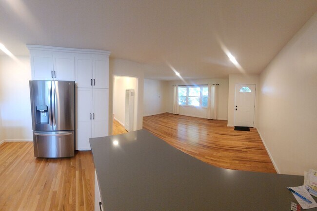 Building Photo - Well maintained 5 bedroom 2 bath with garage