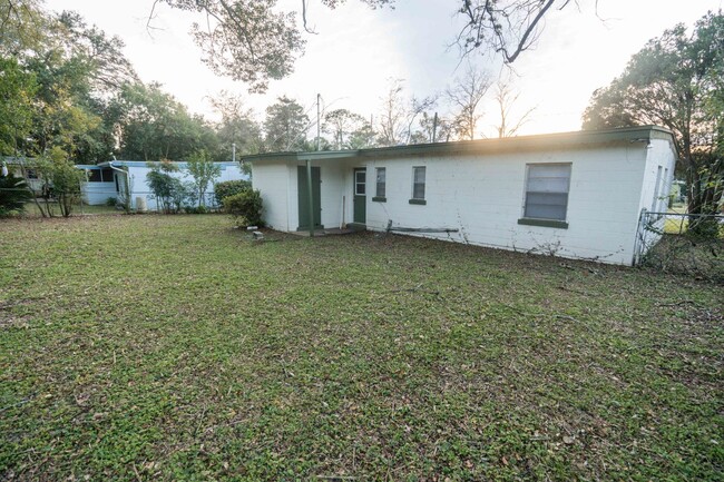 Building Photo - 3 bed / 1 bath In Town with Carport/Yard