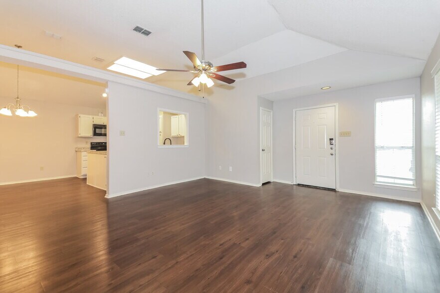 Building Photo - 9723 Pinehurst Ln