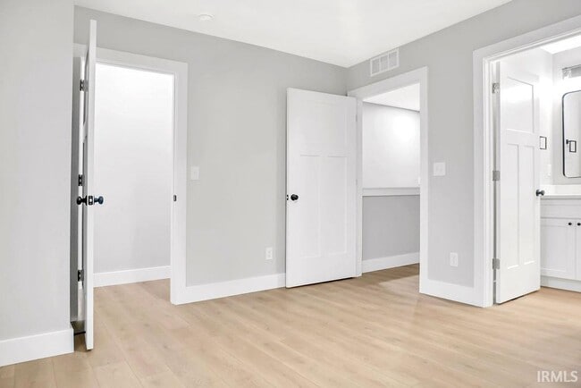 Building Photo - 1112 N Woodburn Ave