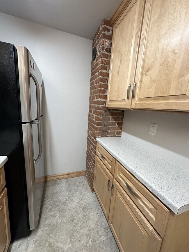 Building Photo - Exciting 3 Bed 1 Bath close to UWEC!