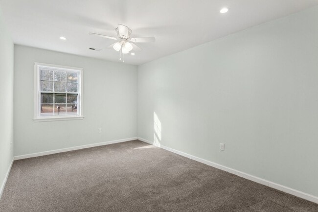 Building Photo - Updated Large Home with Private In-Law Suite Near Gloucester Main Street