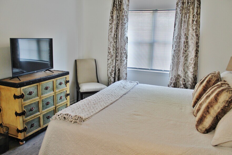 Building Photo - 7805 Renaissance Ct