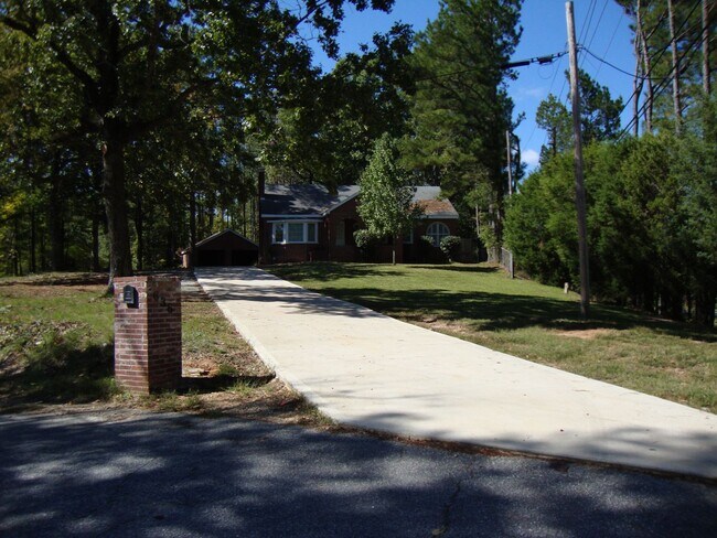 Building Photo - Perfect blend of city convenience and peacefully country charm