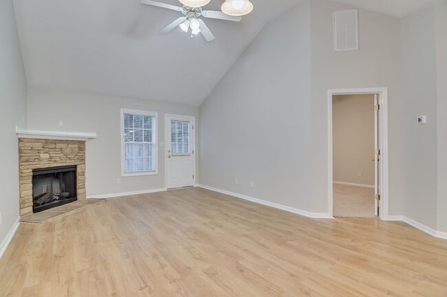 Building Photo - 3 Bedroom 2 Bath Townhouse With Garage
