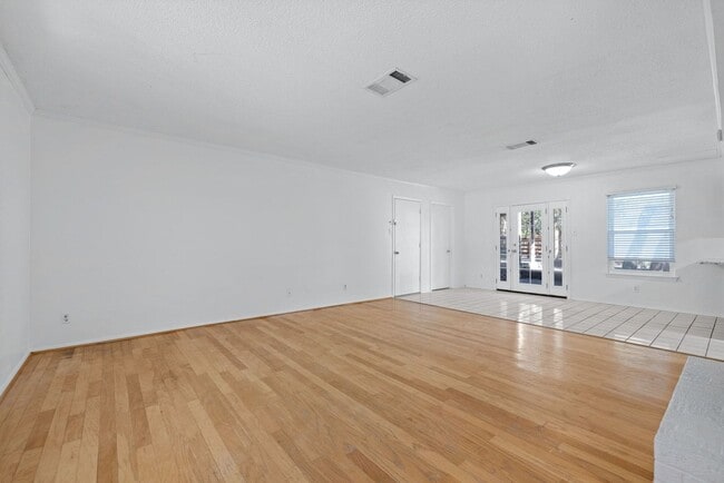 Building Photo - Happiness on Harcourt!