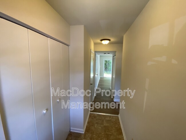 Building Photo - 104 Kings Mill Dr