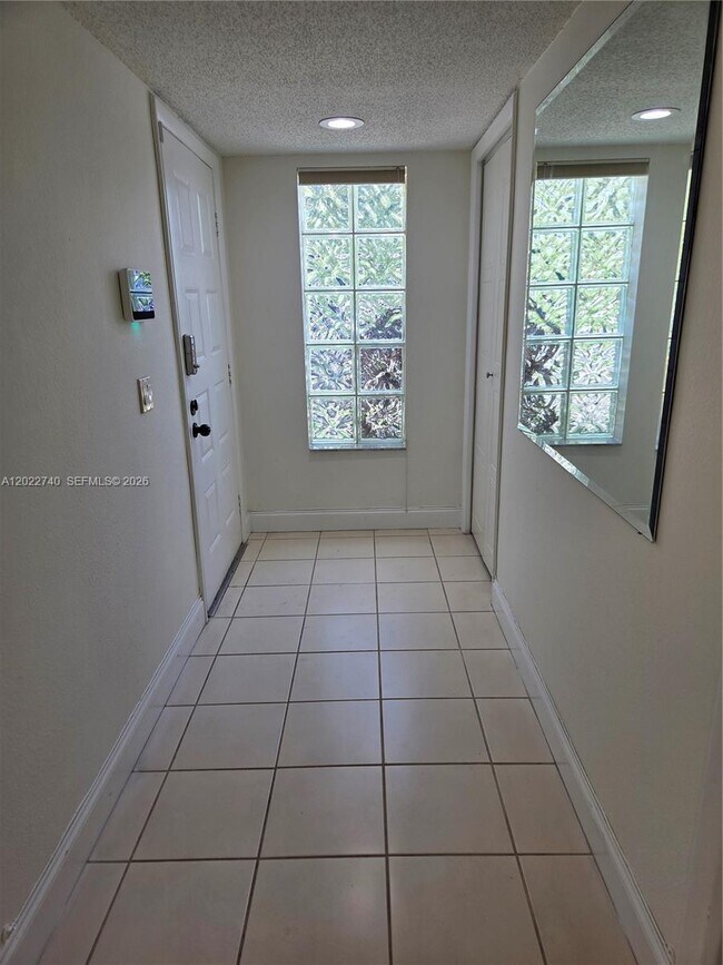 Building Photo - 413 Lakeview Dr