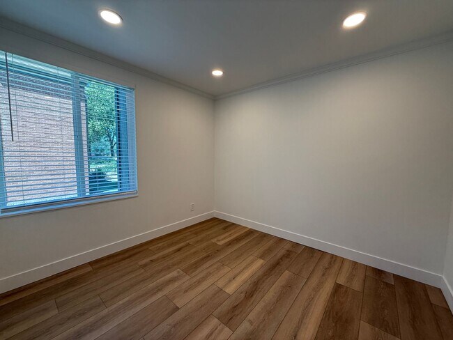 Building Photo - Newly Updated Condo in SLC!
