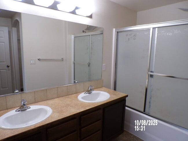 Building Photo - Spacious 3 bed 2 bath private cul-de-sac
