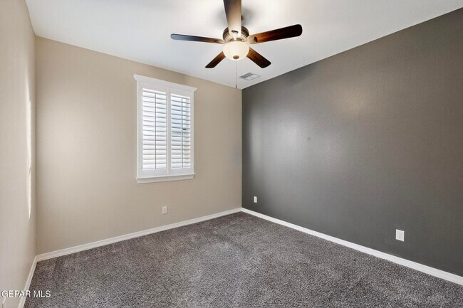 Building Photo - 220 S Manzanita Dr