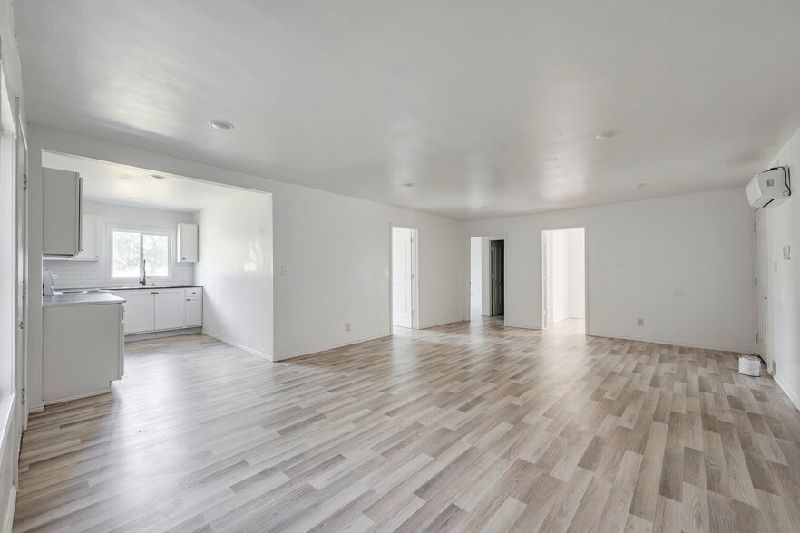 Building Photo - 725 E Morton St