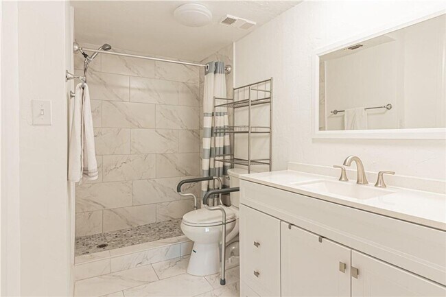 Building Photo - Bright & Spacious First-Floor Condo in Win...