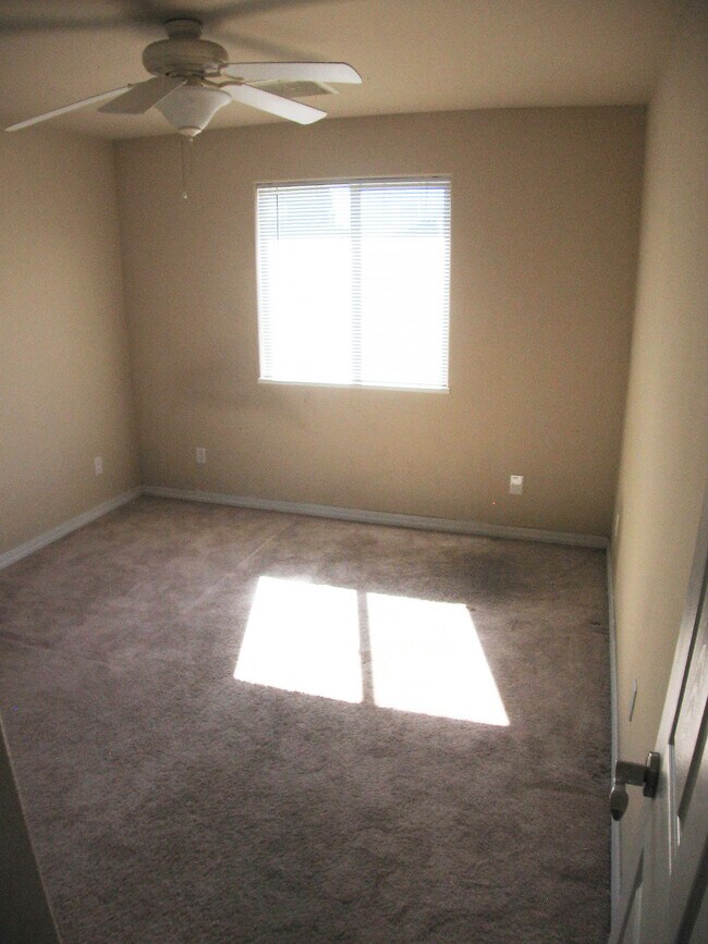 Building Photo - 627 Kings Glen Loop