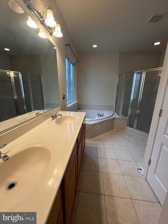 Building Photo - 12 Rivers Edge Terrace