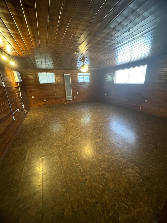 Building Photo - 405 N Burleson St