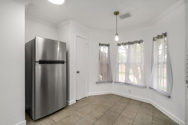 Building Photo - 2031 Summerfield Pl