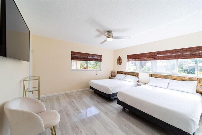 Building Photo - 2101 NE 15th St