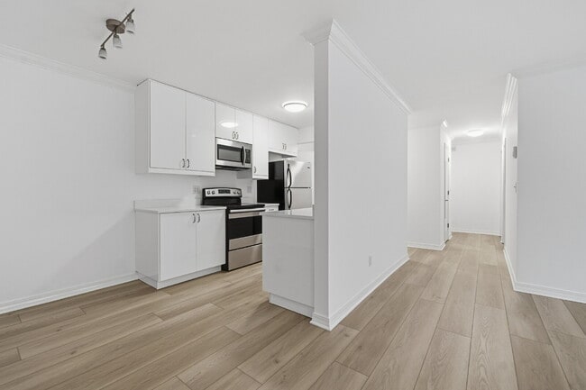 Building Photo - 821 Douglas Ave