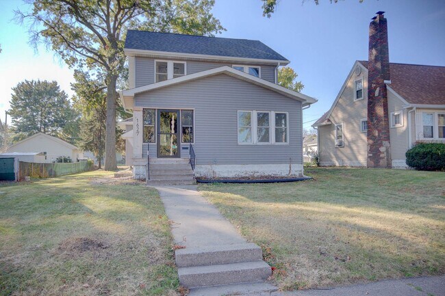 Primary Photo - Completely remodeled 3 bed home