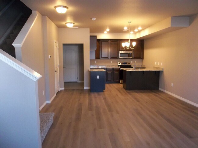 Building Photo - Chic Modern Townhouse in Berthoud – Your Dream Home Awaits!
