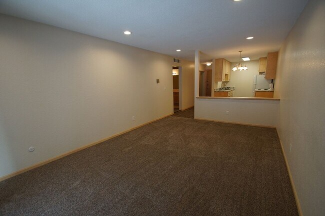 Building Photo - Pinto Suite