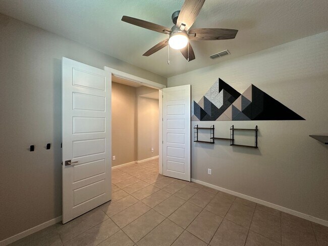 Building Photo - Single Level Home with Split Floor Plan, D...