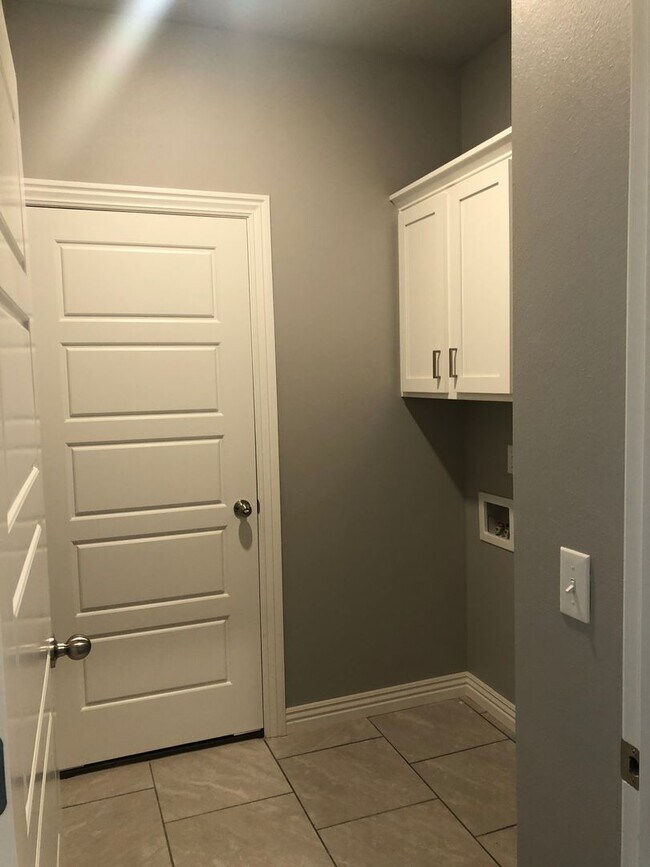 Building Photo - BEAUTIFUL BENTONVILLE HOME - LARGE FENCED IN YARD - GREAT LOCATION