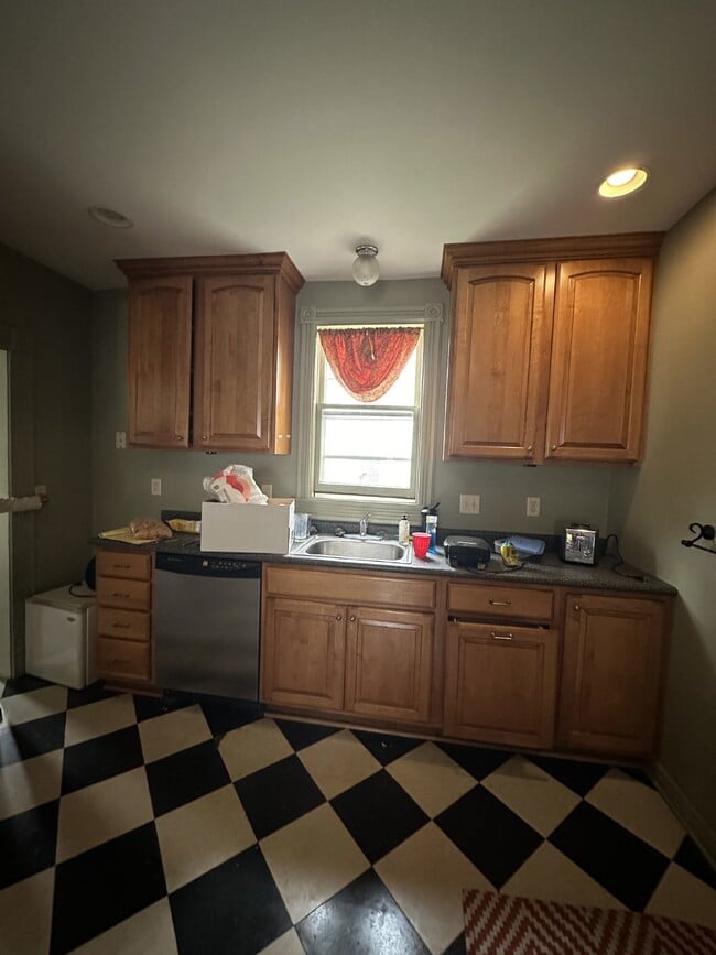 Building Photo - Amazing 4 Bed 1 Bath close to UWEC!