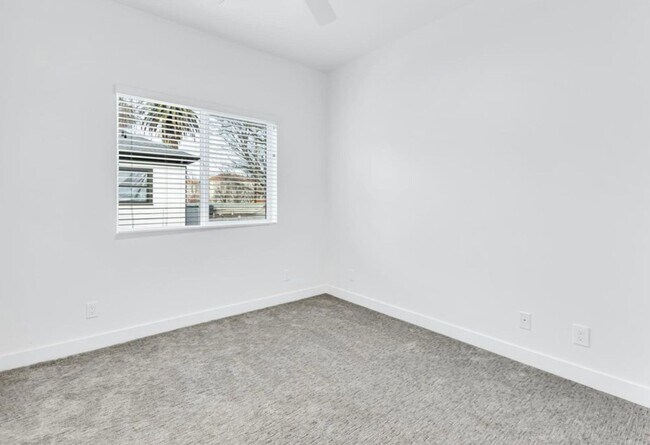 Building Photo - 2 bedroom / 1 bath | Midtown Duplex Available Now