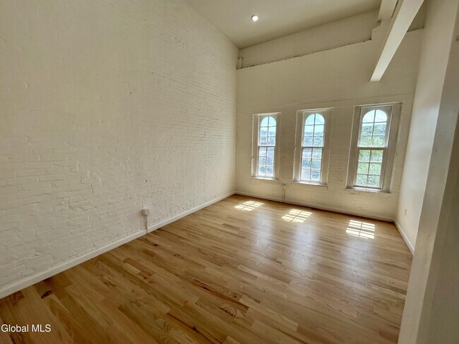 Building Photo - 155 River St