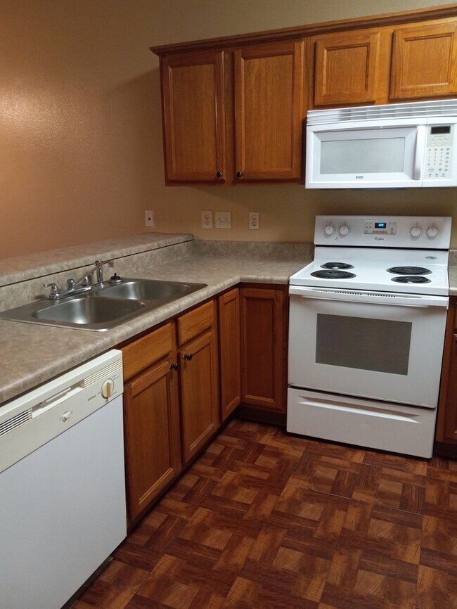 Building Photo - Cute patio home convenient to shopping and much more!