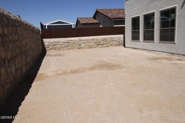 Building Photo - 13878 Paseo Central Ave