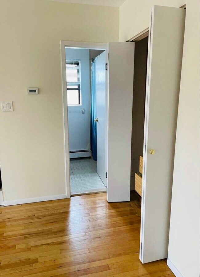 Bathroom with Shower/Tub - 475 W Broadway