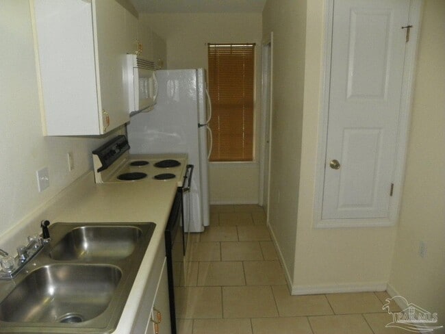 Building Photo - 8136 Heirloom Dr