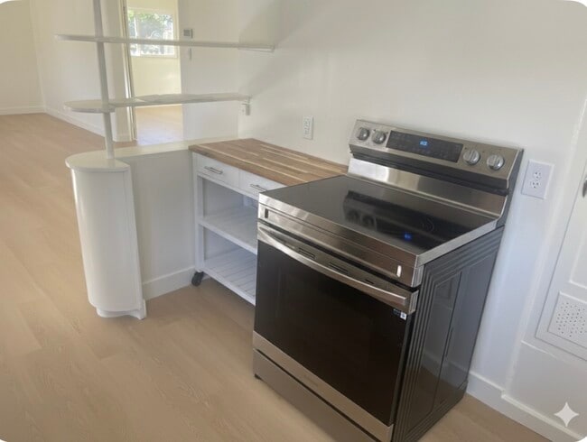 Building Photo - 476 E 7th Ave